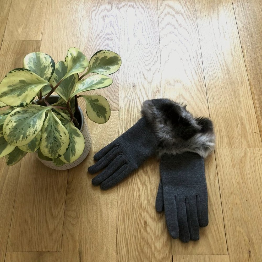 Never worn size S gloves